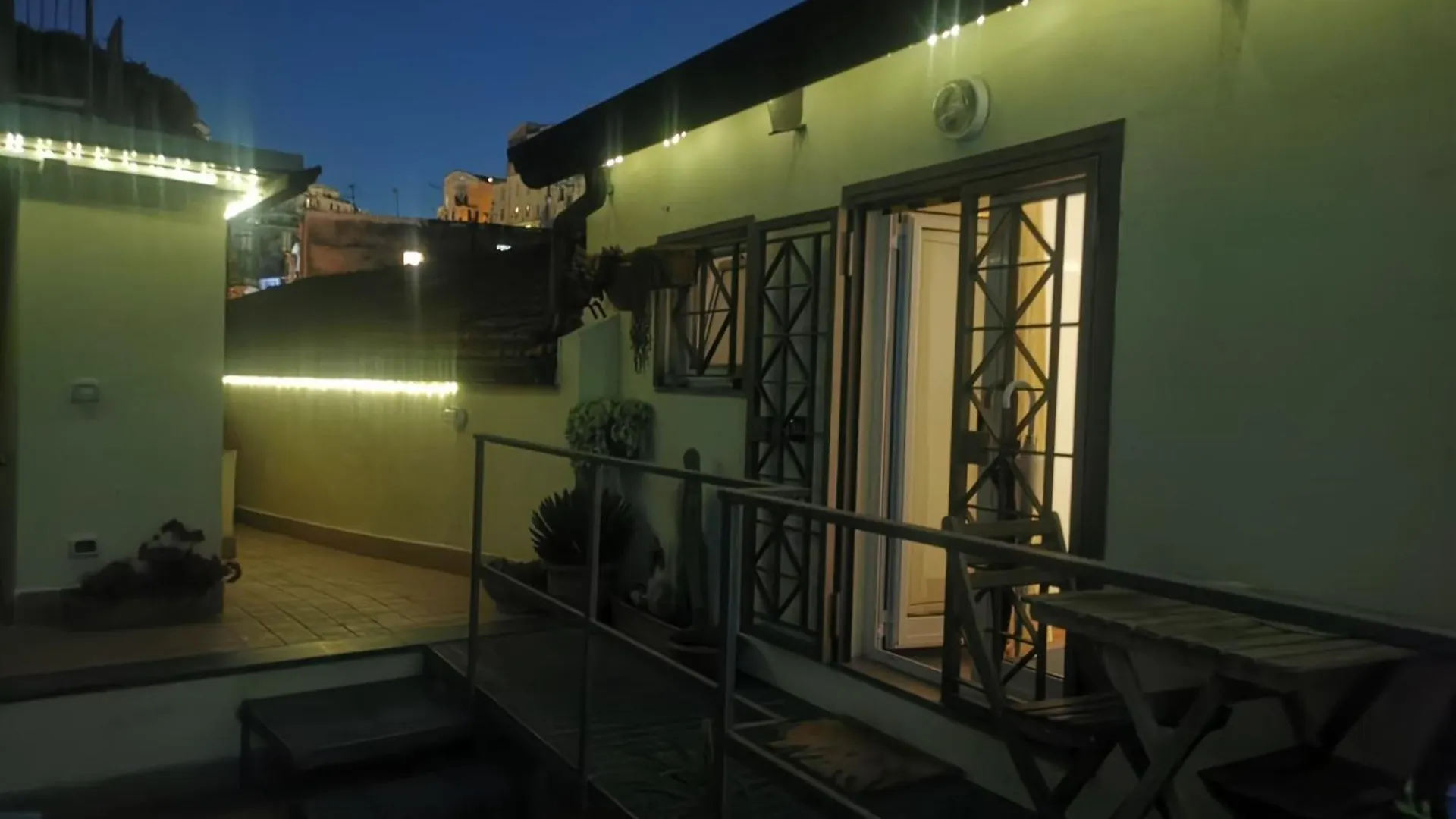 Casetta Correra Relax Con Terrazzo E Confortevole Smart Working Nel Centro Di Napoli 0*, Naples